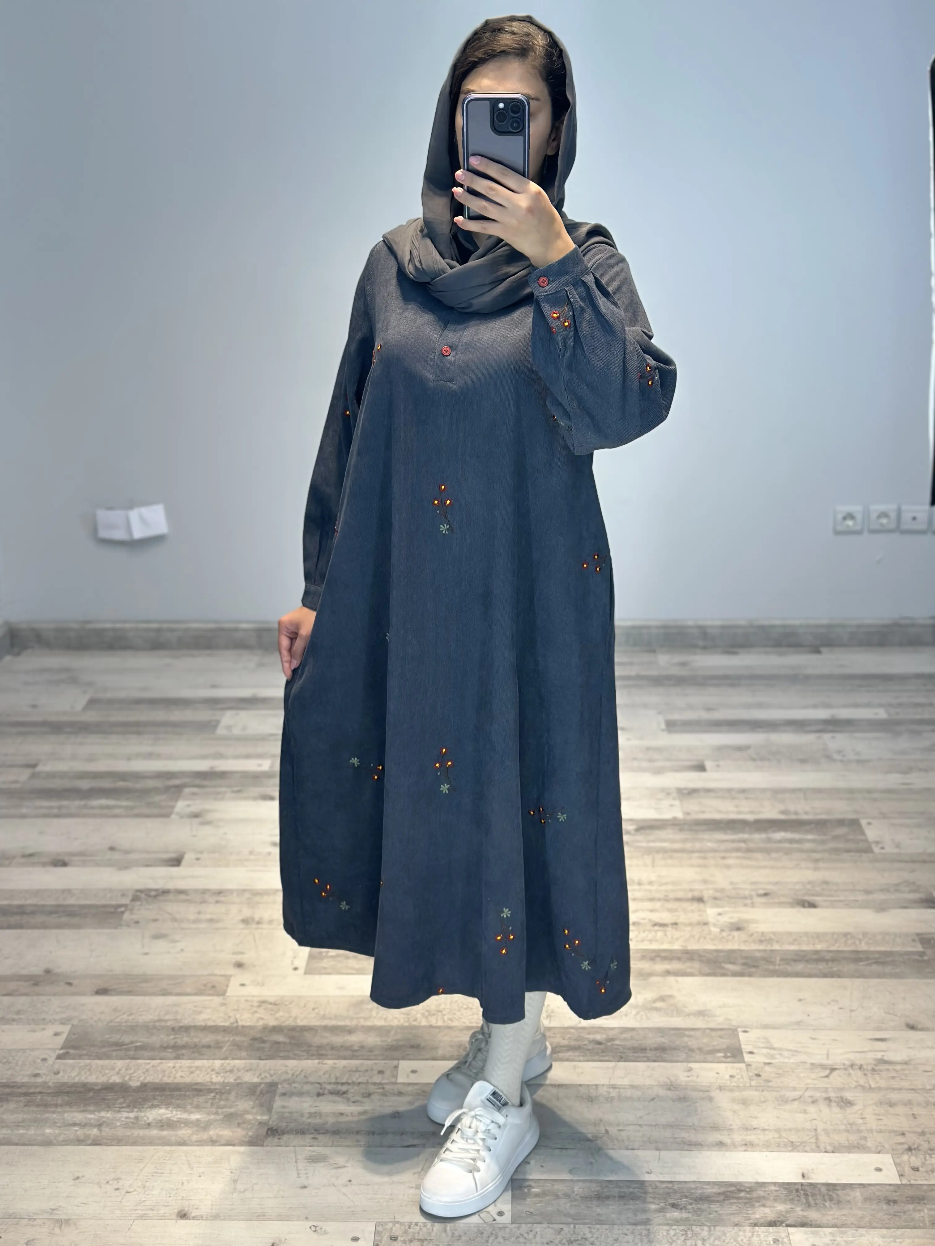 مانتو مخمل گلدوزی کد ۷۷۶
